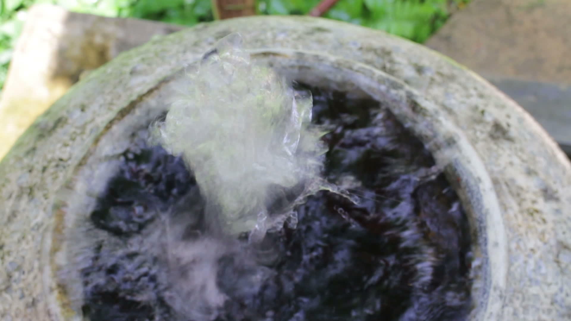 花园水喷泉罐装饰品视频的预览图