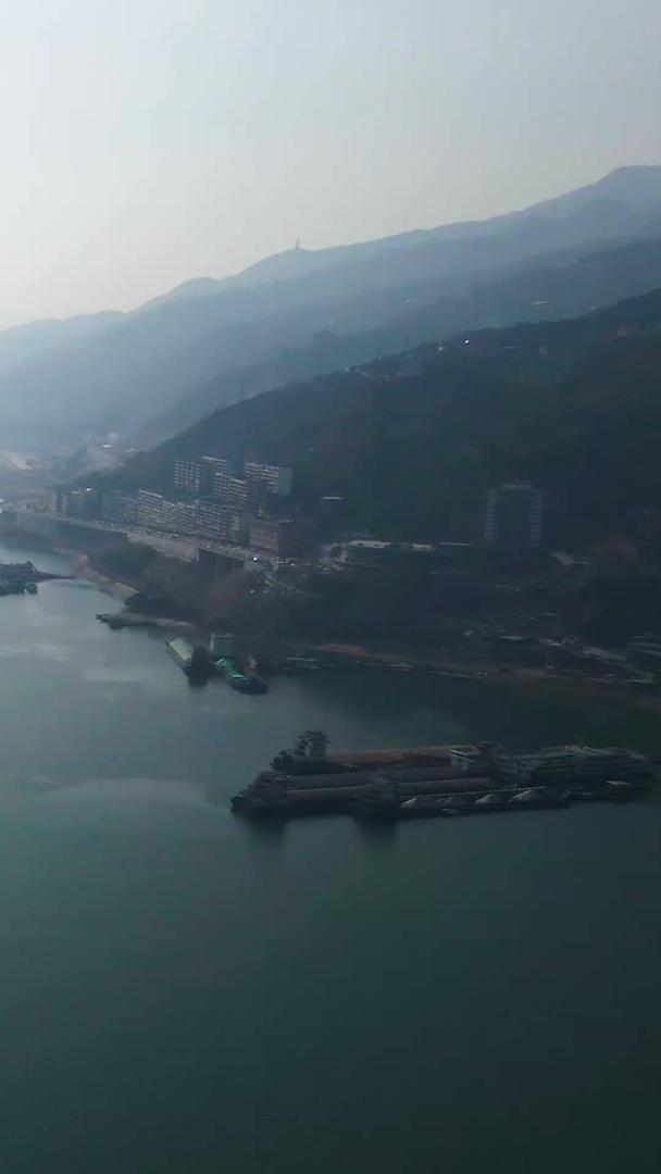 航拍阳光洒在船码头长江面前视频的预览图