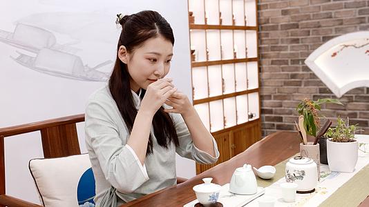 女茶艺师品茶视频的预览图
