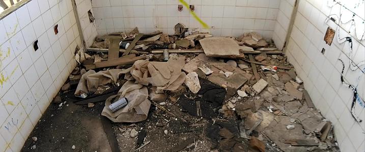 废弃建筑的无形浴室被摧毁视频的预览图