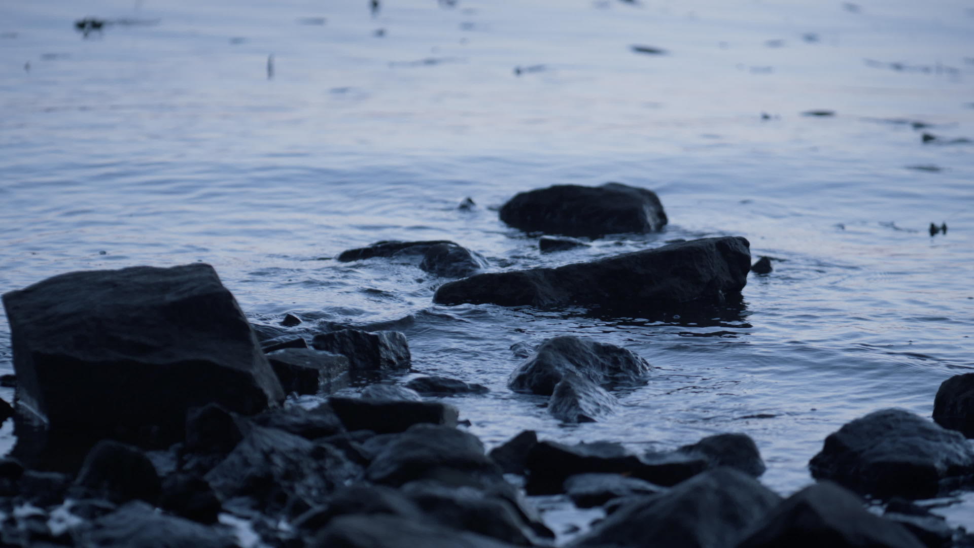 石头躺在海岸上河流缓缓缓缓缓缓缓缓缓缓缓缓视频的预览图