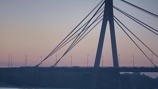 在傍晚的天空背景下无人机拍摄了城市桥梁视频的预览图