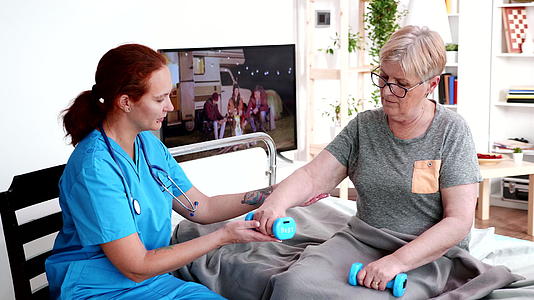 女护士帮助养老院的老年妇女视频的预览图