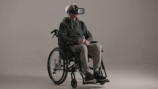 残疾人戴着虚拟真人眼镜视频的预览图