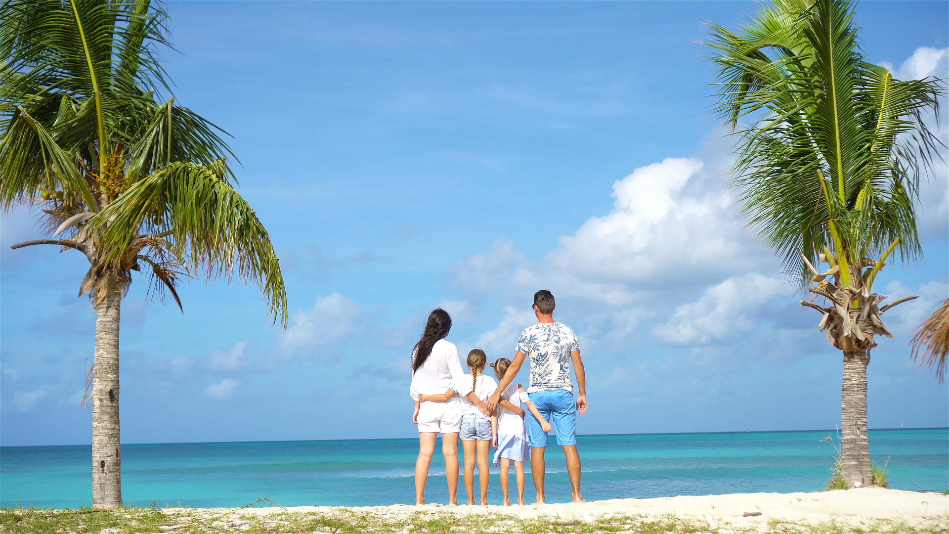 父母有两个孩子的父母在抗古阿岛享受卡西比度假视频的预览图