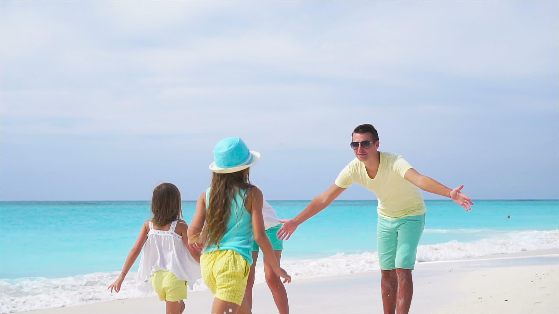 度假的年轻家庭在海滩上玩得开心又慢视频的预览图