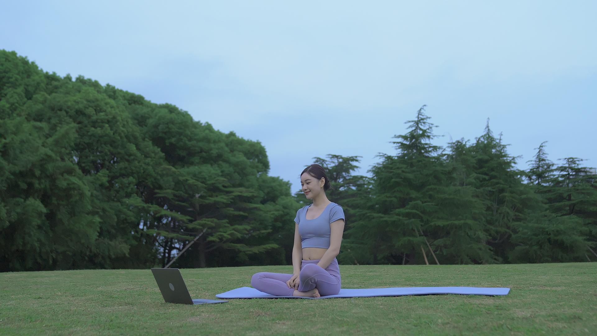 练习瑜伽的年轻女性视频的预览图
