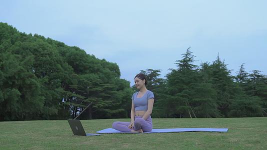 练习瑜伽的年轻女性视频的预览图