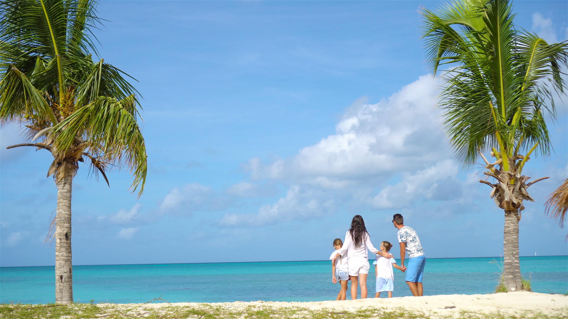 父母有两个孩子的父母在抗古阿岛享受卡西比度假视频的预览图