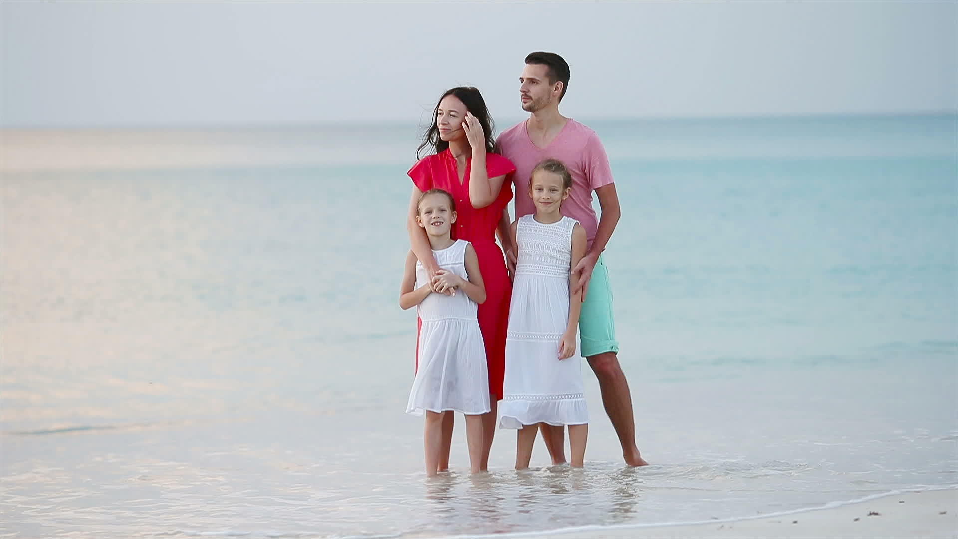 幸福的家庭有孩子在海滩上散步视频的预览图