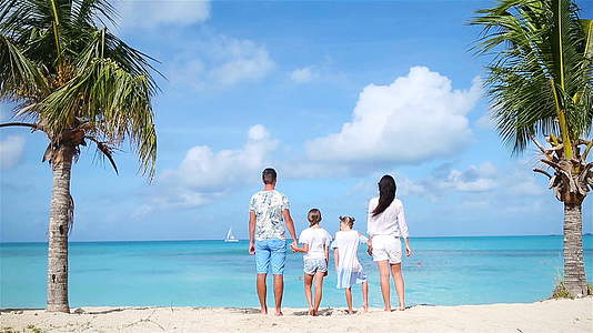 一家四口在加勒比度假的海滩上视频的预览图