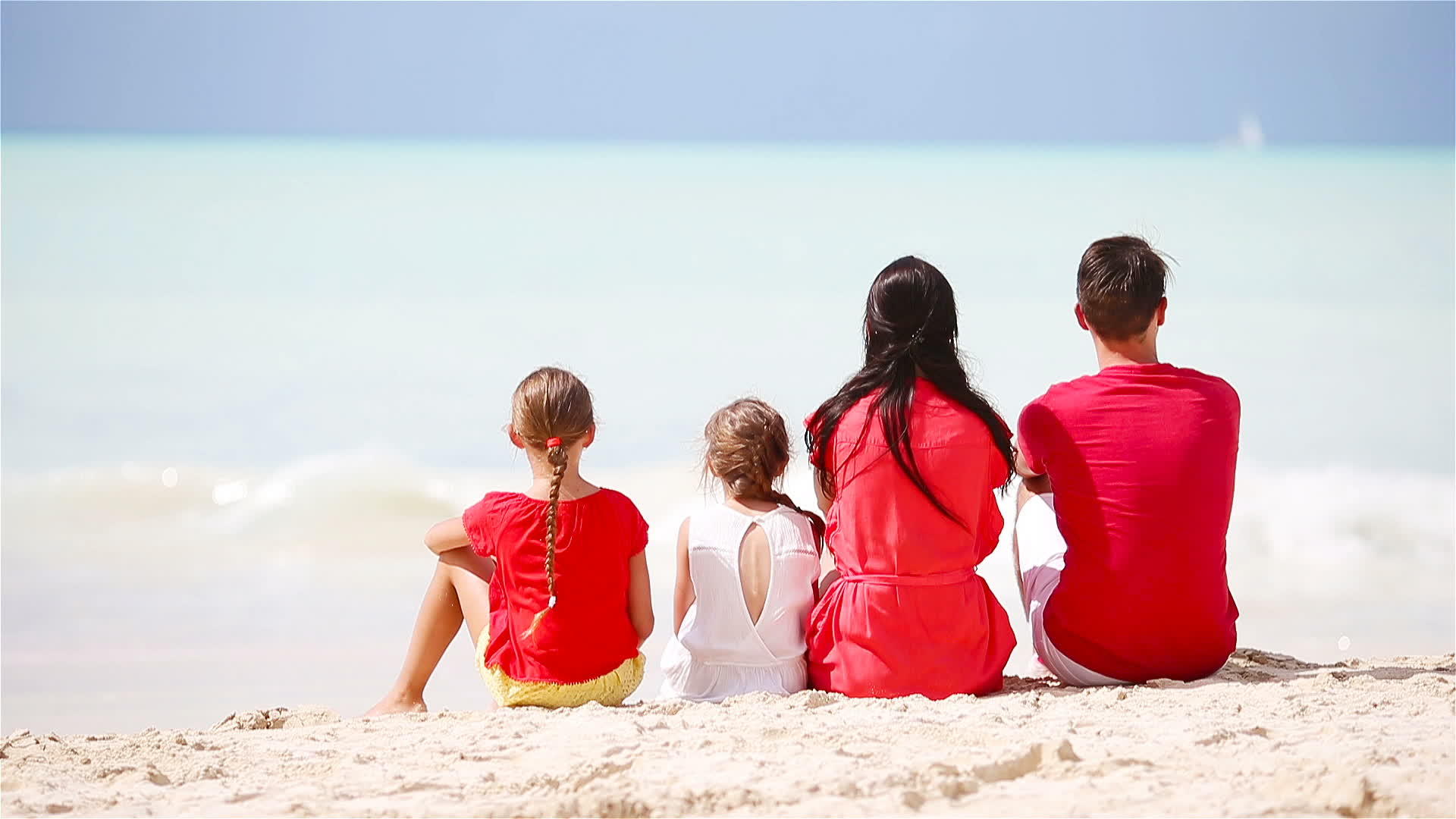 红家庭在沙滩上视频的预览图