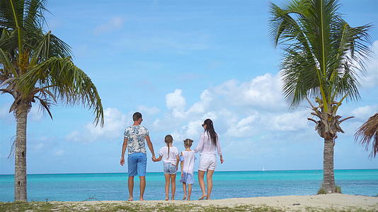 卡比巴度假的海边家庭视频的预览图