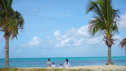 卡比巴度假的海边家庭视频的预览图