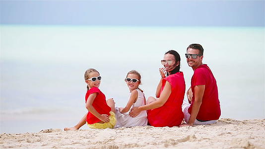 年轻家庭在白色热带卡西比海滩上玩得很开心视频的预览图