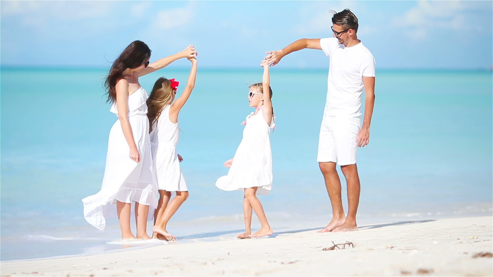 年轻家庭在白色热带卡西比海滩上玩得很开心视频的预览图