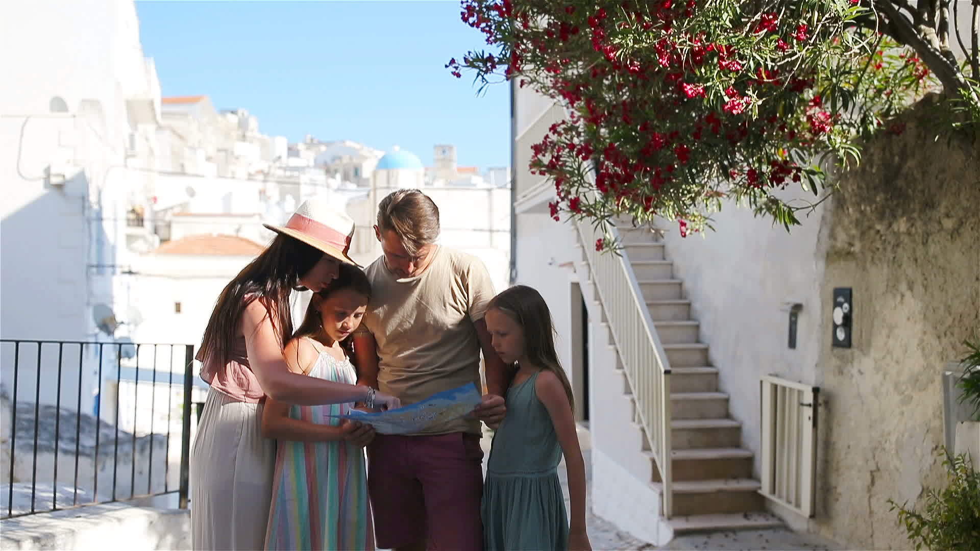 四口之家在欧洲度假视频的预览图