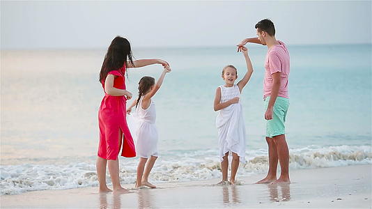 暑假期间父母和两个可爱的孩子在海滩上玩得很开心视频的预览图