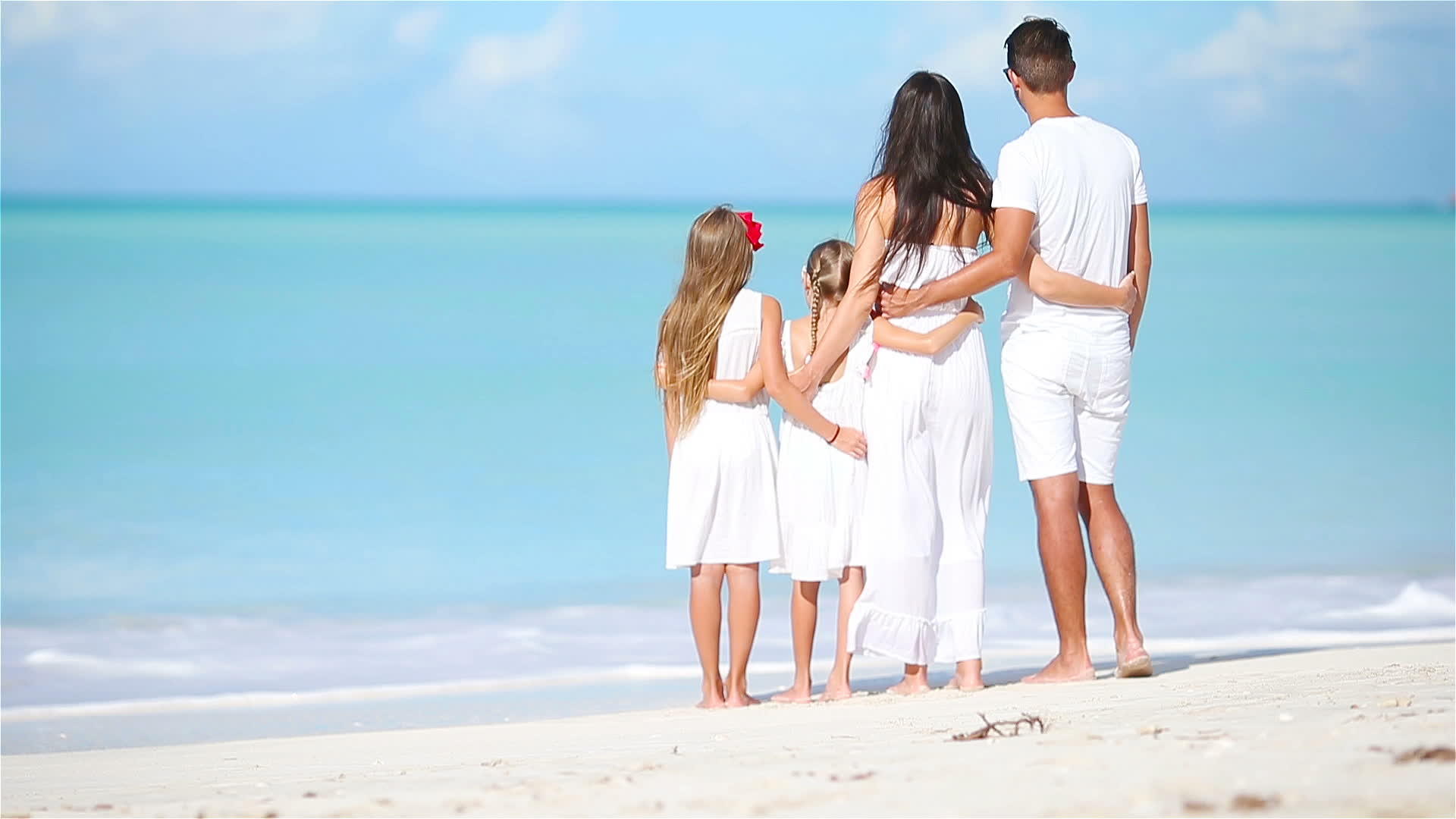 在加勒比海滩度假的年轻家庭视频的预览图