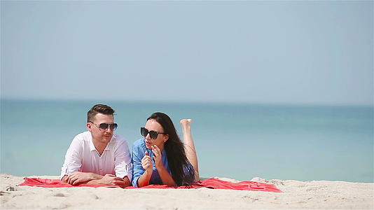 暑假期间这对年轻的夫妇在白色海滩上度假视频的预览图