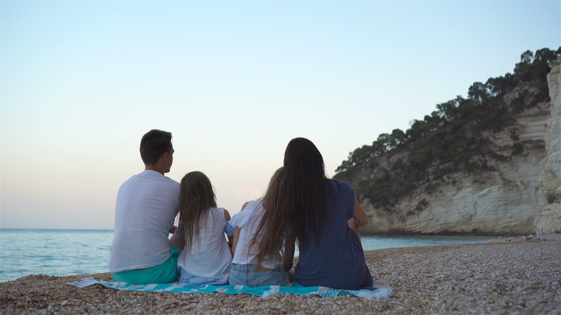 快乐美丽的家庭有孩子在海滩上视频的预览图