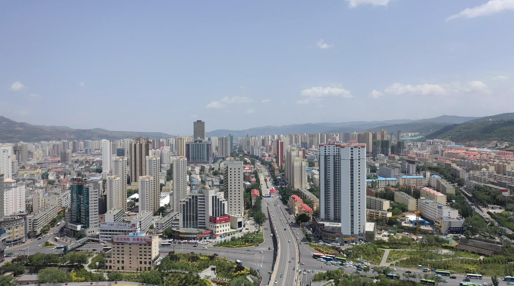 青海西宁城市风光航拍4K视频视频的预览图