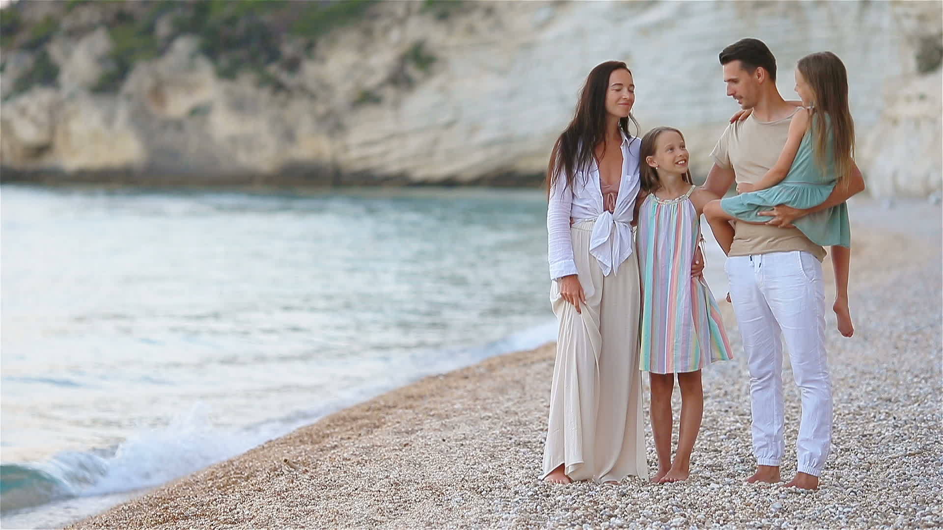快乐美丽的家庭有孩子在海滩上视频的预览图