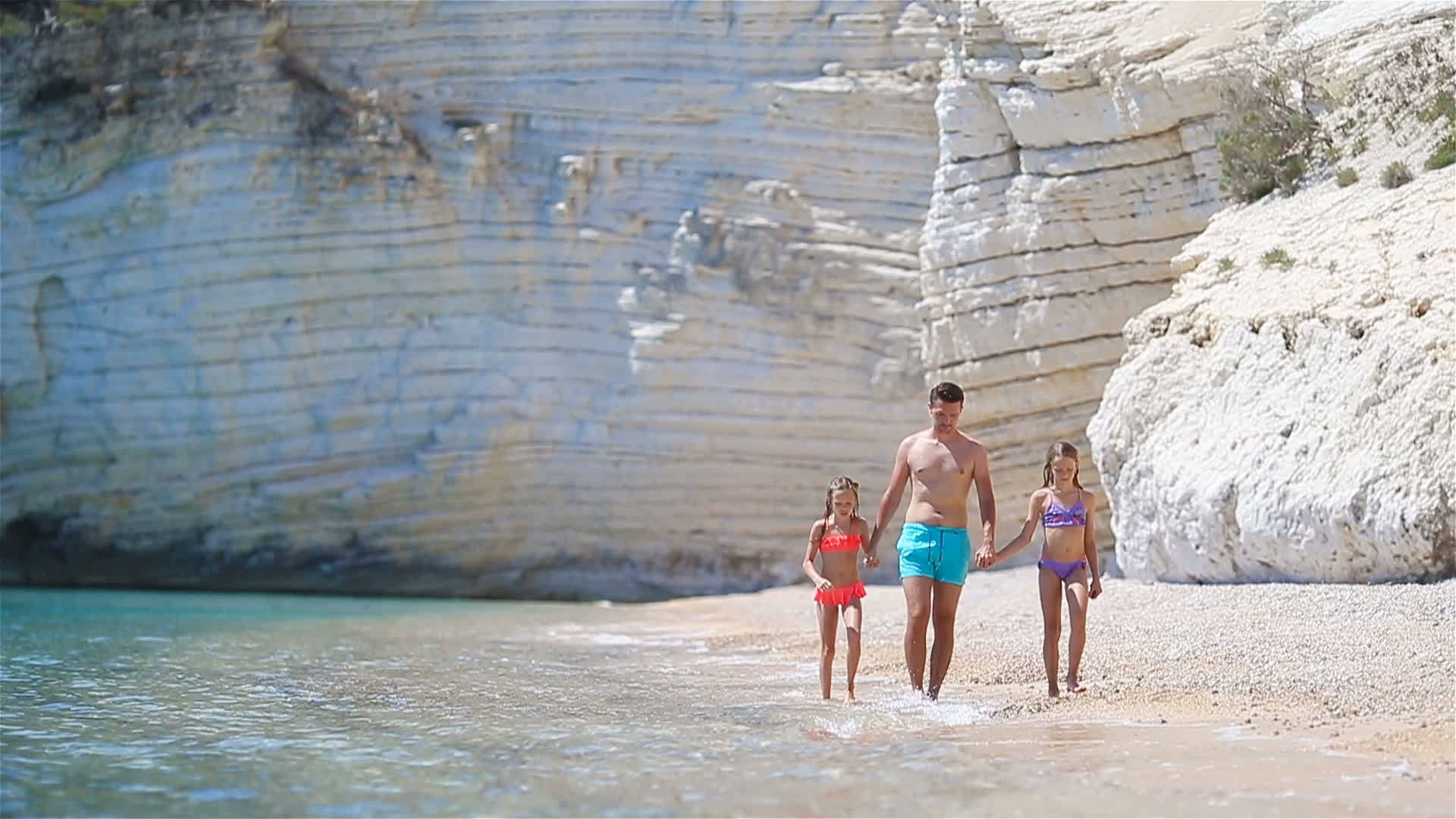 父亲和孩子在白色沙滩上幸福美丽的家庭视频的预览图