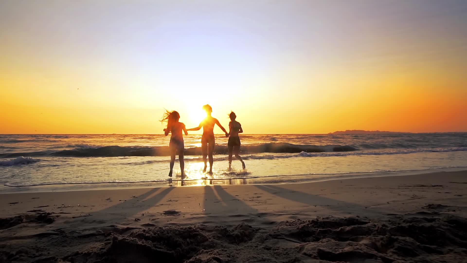 幸福的家庭母亲和她的两个女儿在海滩上度假微笑的朋友们玩得很开心视频的预览图