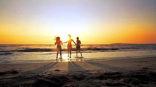 幸福的家庭母亲和她的两个女儿在海滩上度假微笑的朋友们玩得很开心视频的预览图