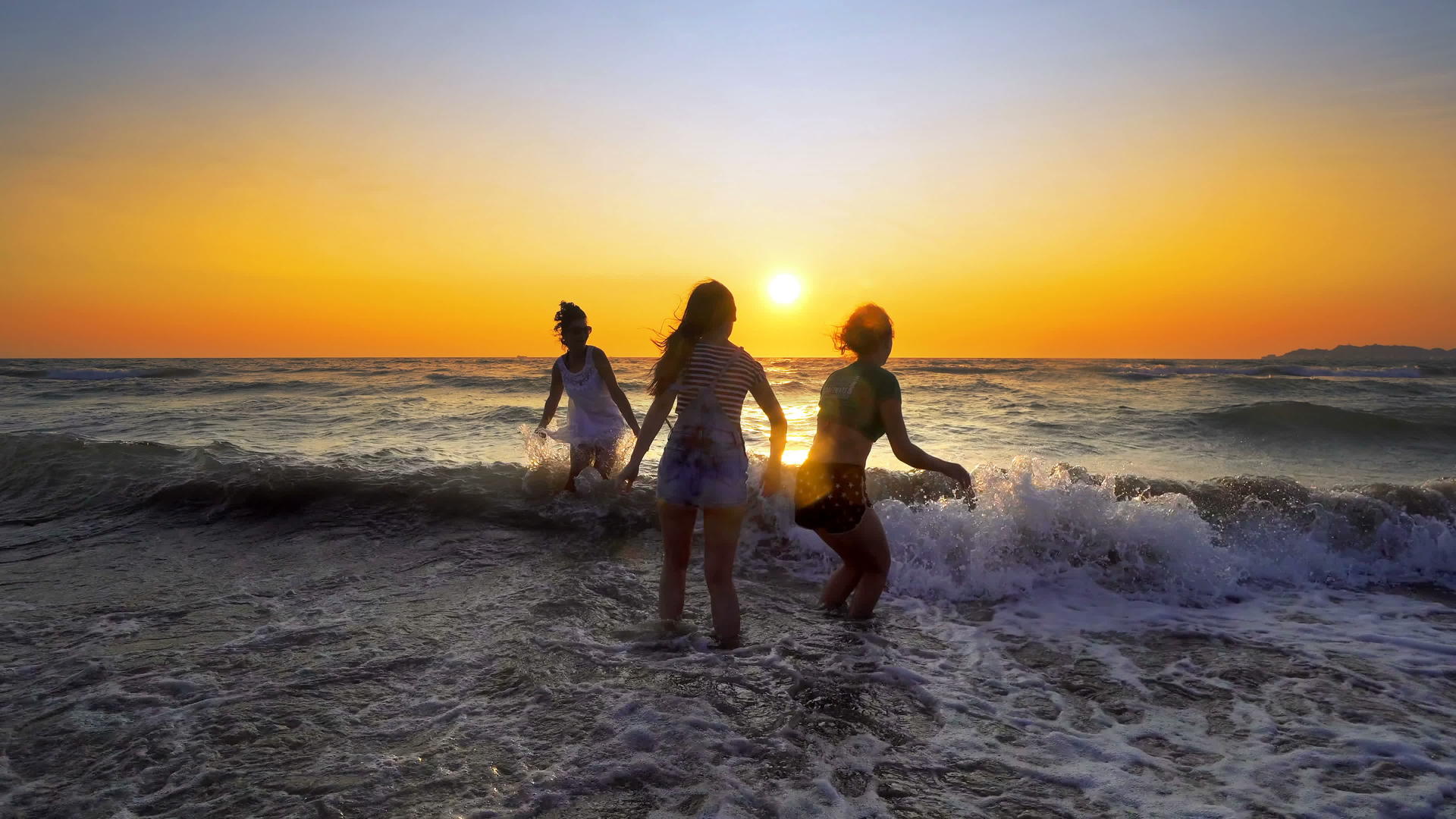 一群女孩在日落时玩得很开心视频的预览图