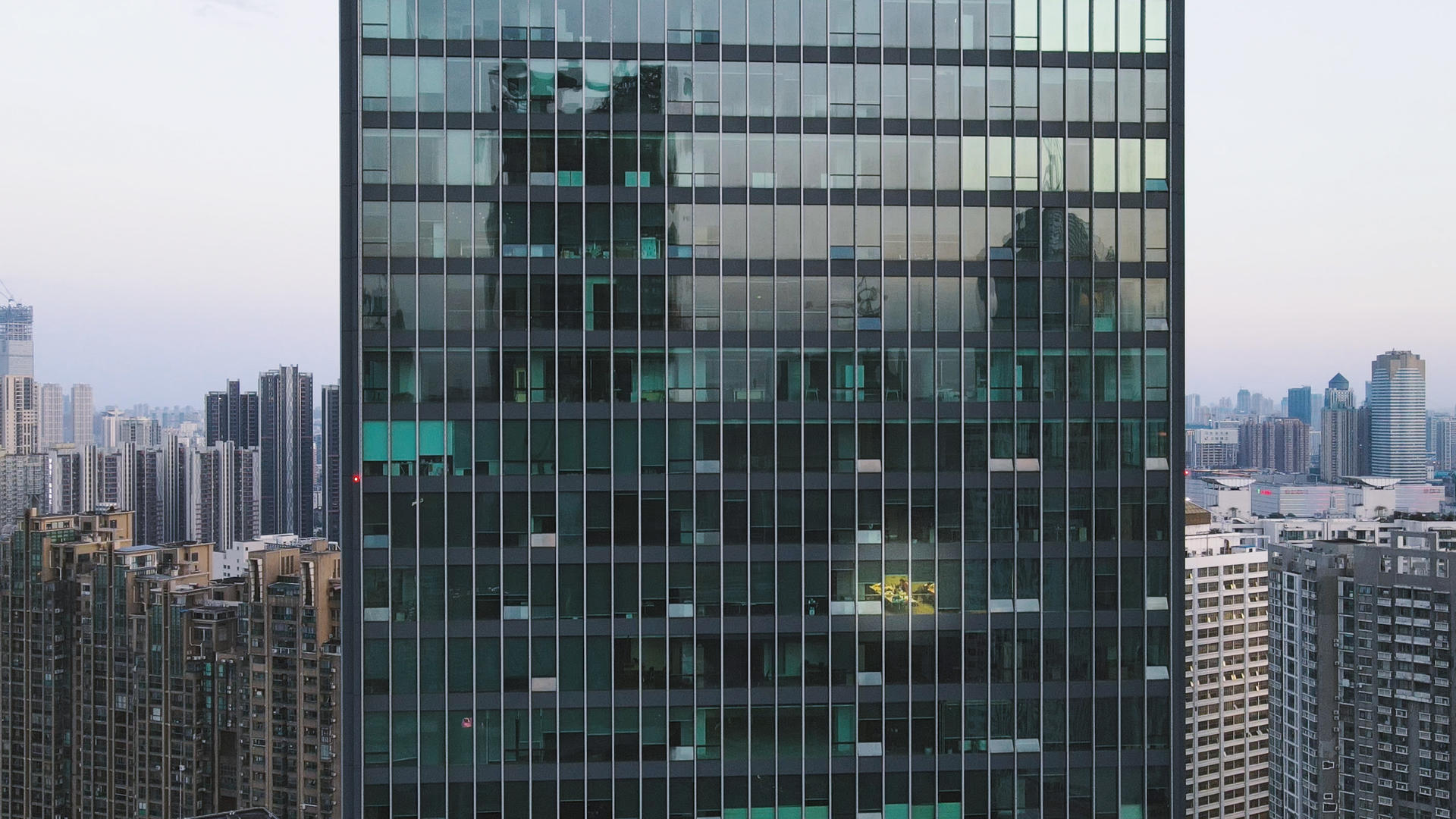 航拍风光城市金融中心天际线写字楼加班工作素材视频的预览图