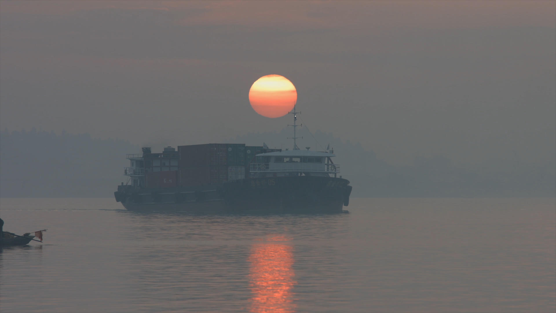 船经过日出太阳4K实拍视频的预览图