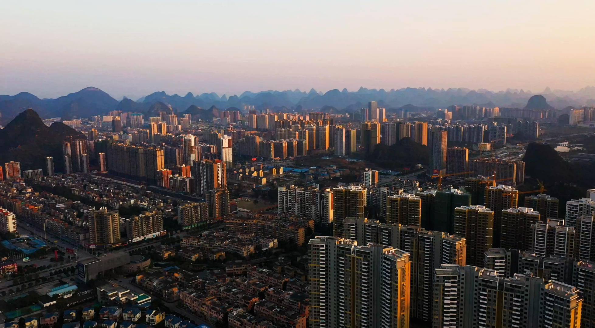 桂林市临桂区黄昏夜景4k航拍视频视频的预览图
