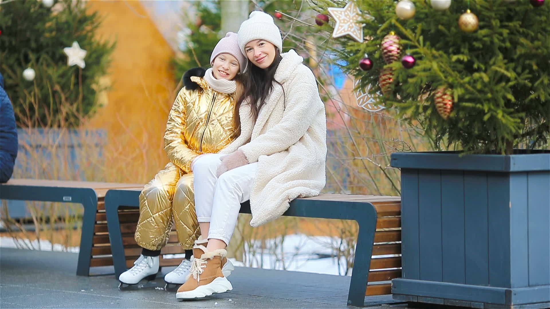 家庭冬季运动冬季母亲和女儿活动视频的预览图