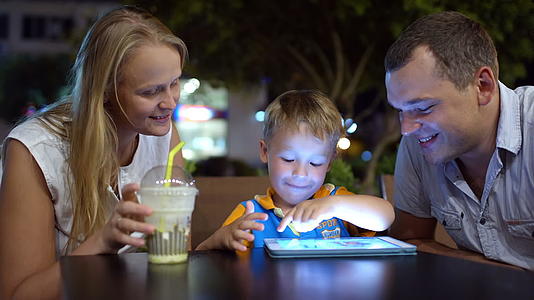 男孩和他的父母坐在咖啡馆里视频的预览图
