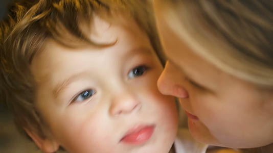 亲吻彼此的儿子和母爱的家庭视频的预览图