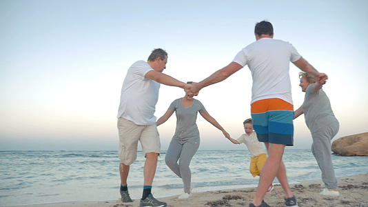家庭圆环在海岸上跳舞视频的预览图