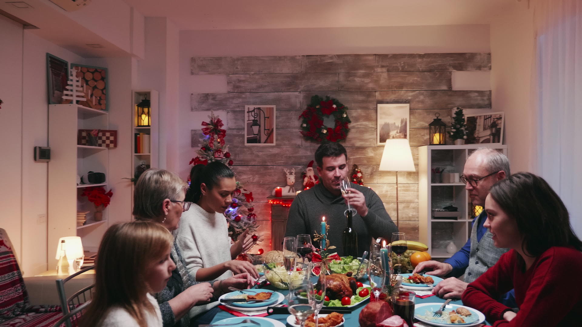 不同年龄的幸福家庭庆祝圣诞节视频的预览图