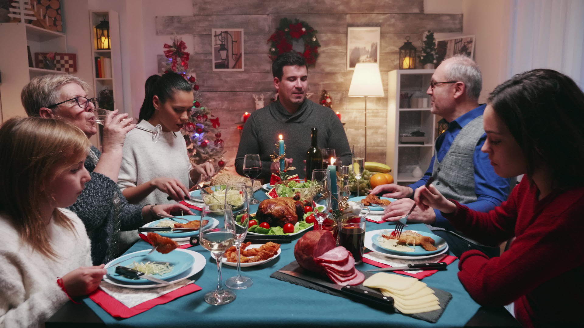 餐桌上的大家庭吃着美味的食物视频的预览图