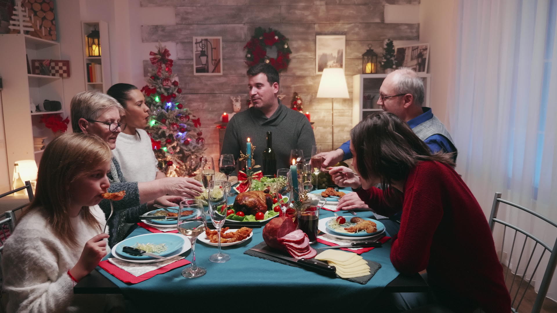 圣诞晚餐庆祝一个大家庭视频的预览图