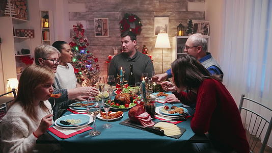 圣诞晚餐庆祝一个大家庭视频的预览图