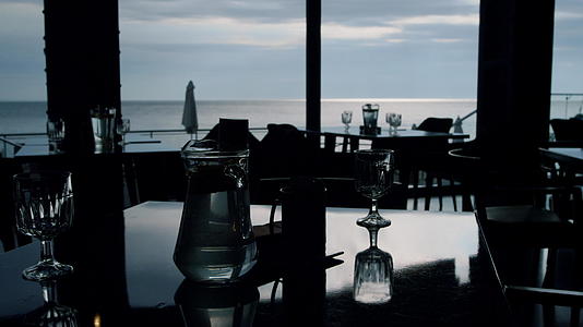 晚上时尚餐厅的海景视频的预览图