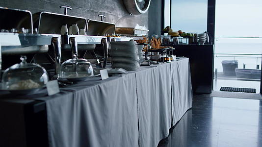 餐厅咖啡馆在时尚餐厅提供商务活动午餐餐桌视频的预览图