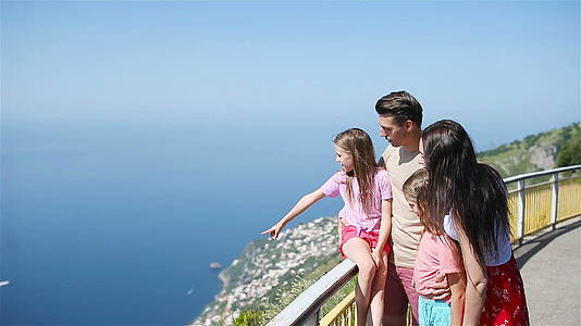 在阿玛菲海岸的背景下一个4岁的年轻家庭在意大利度过了一个暑假视频的预览图