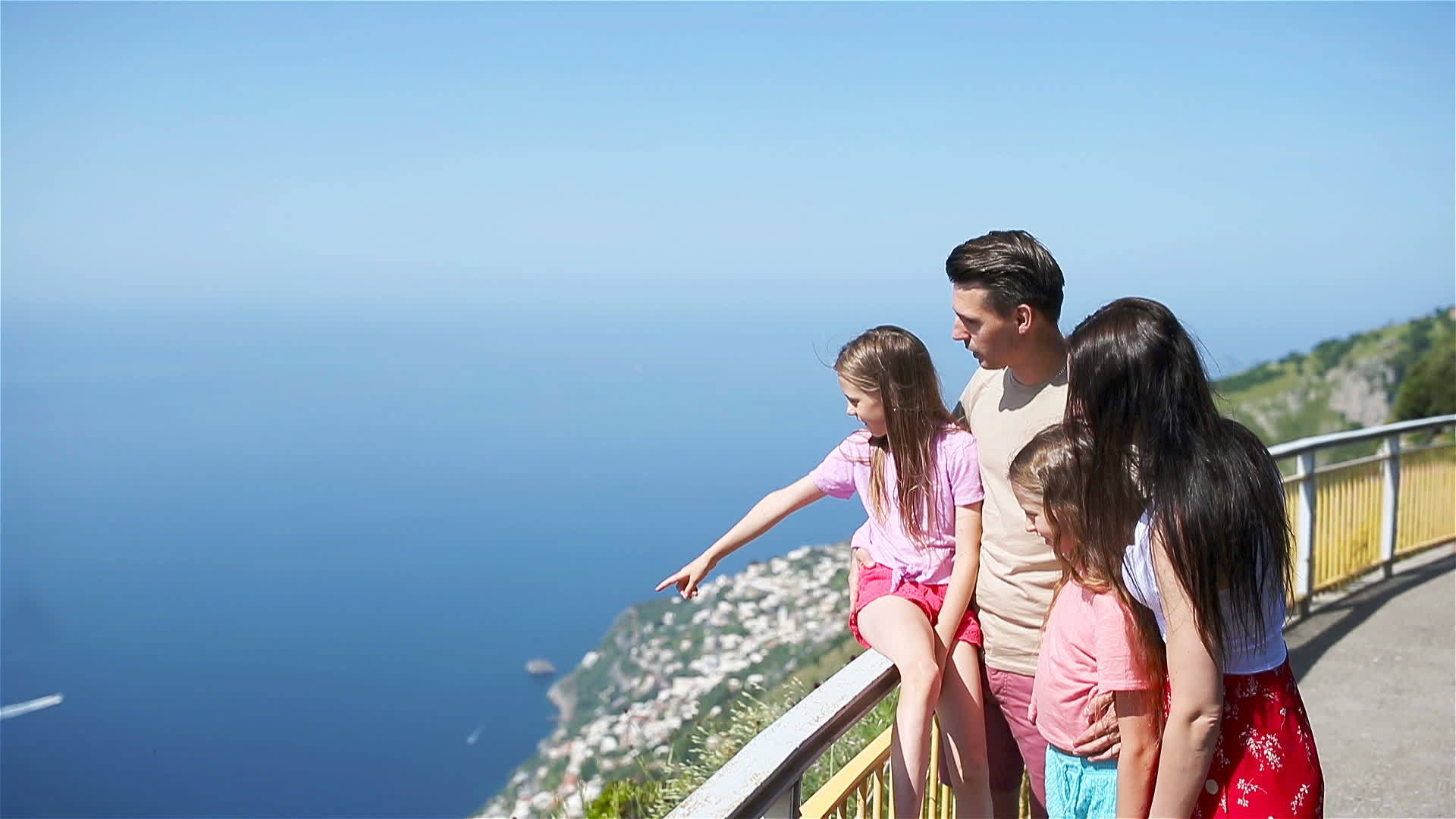 意大利的年轻家庭视频的预览图
