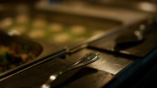 有机自助晚餐在黑暗的酒店餐厅特写镜头中供应银餐具视频的预览图
