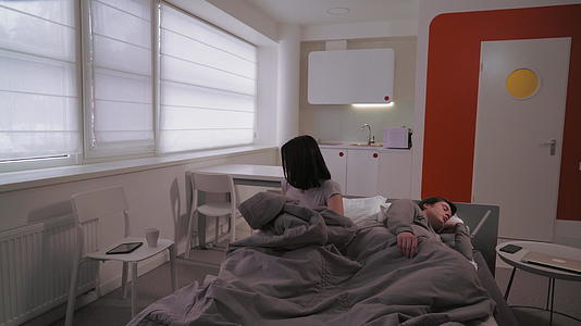 一对夫妇在公寓里醒来视频的预览图