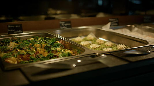 自助餐食品在现代餐厅特写镜头中提供视频的预览图