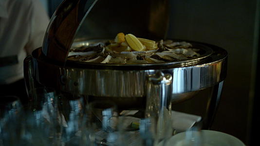 冰盘特写中美味的牡蛎和柠檬服务视频的预览图